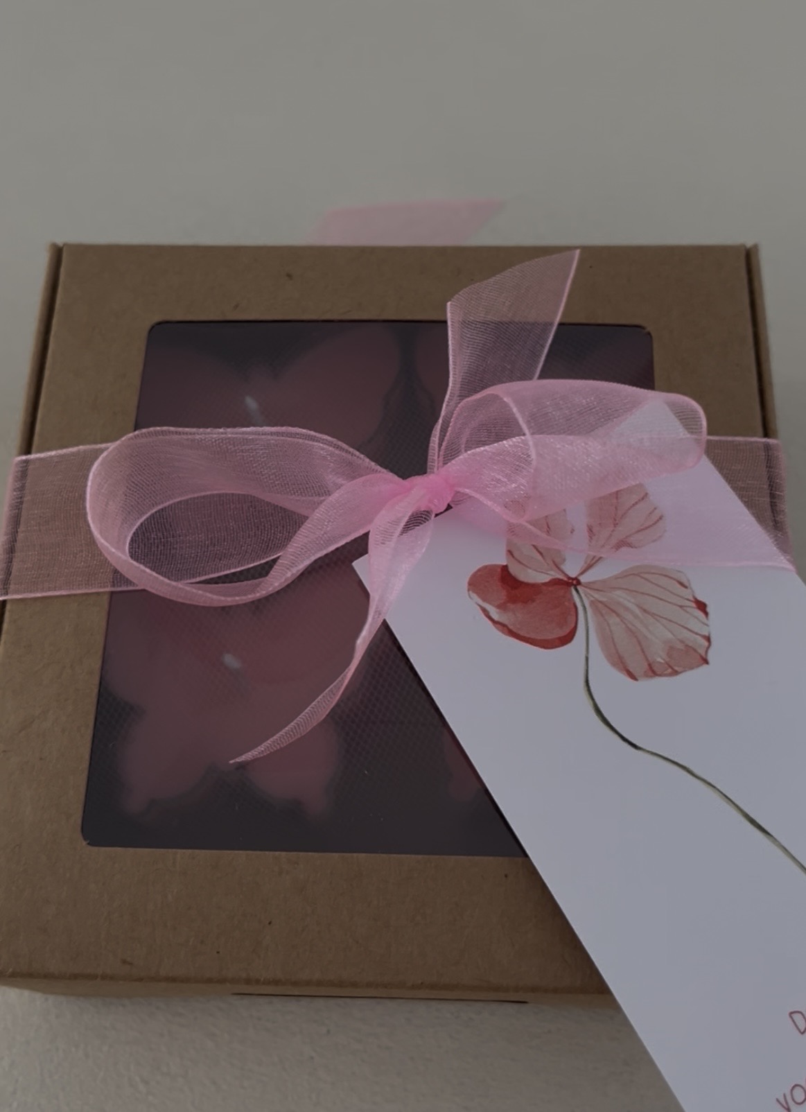 Handgemaakte geurkaars, cadeauverpakt met lint
